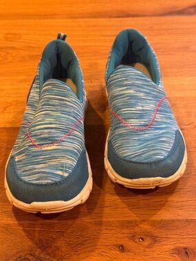 Danskin Now Girls Size 2 Blue Slip On Sneakers Lightweight Walking Shoes